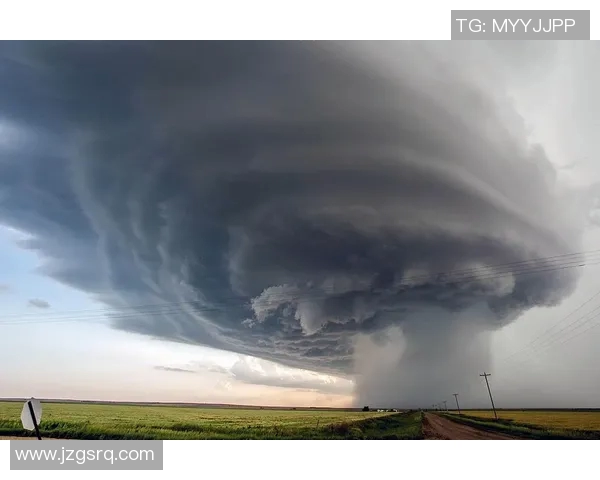 《全球气候变化加剧引发极端天气频发，专家呼吁加大环保政策力度》